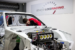 La Peugeot 306 Maxi en phase d'assemblage dans les ateliers du Sébastien Loeb Racing