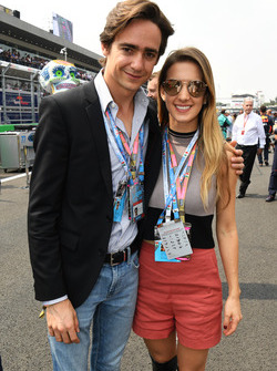 Temporada 2017 - Página 2 F1-mexican-gp-2017-esteban-gutierrez-haas-f1-with-his-girlfriend-monica-casan