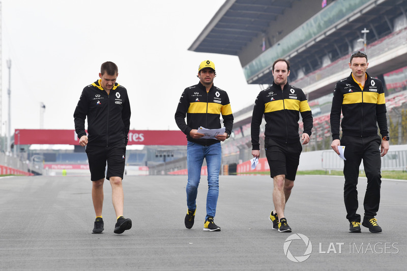 Carlos Sainz Jr., Renault Sport F1 Team camina por la pista