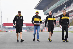 Carlos Sainz Jr., Renault Sport F1 Team walks the track