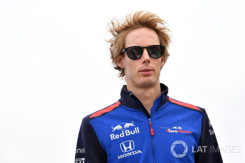 Brendon Hartley, Scuderia Toro Rosso, cammina lungo il circuito