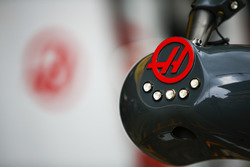 Logo del team Haas logo su una parte dell'equipaggiamento
