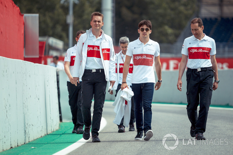 Charles Leclerc, Sauber parcourt la piste à pied