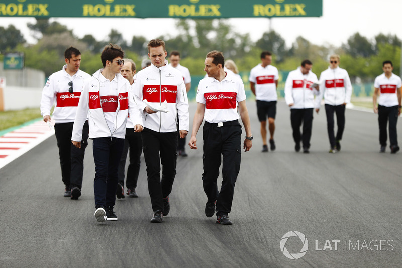 Charles Leclerc, Sauber, cammina lungo il circuito con i colleghi, incluso Marcus Ericsson, Sauber