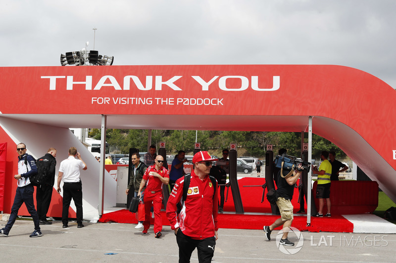 Kimi Raikkonen, Ferrari, e Robert Kubica, Williams Martini Racing, arrivano nel paddock