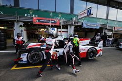 #7 Toyota Gazoo Racing Toyota TS050: Mike Conway, Kamui Kobayashi, Jose Maria Lopez, in de pitlane