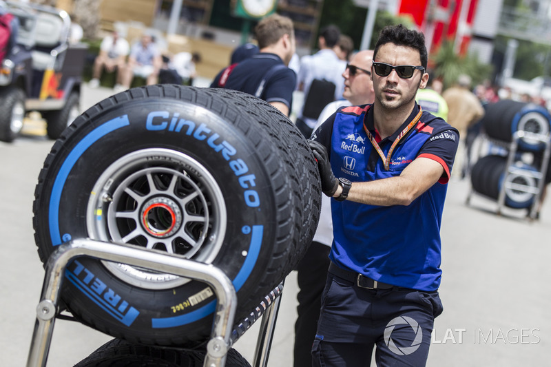 Un meccanico della Scuderia Toro Rosso con degli pneumatici Pirelli