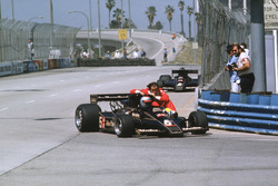 Mario Andretti, Lotus 78 Ford geeft teamgenoot Gunnar Nilsson een lift
