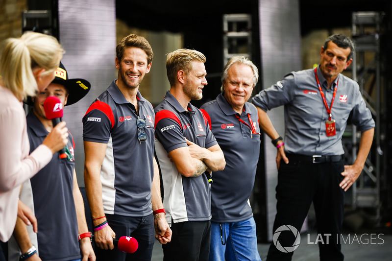 Romain Grosjean, Haas F1 Team, Kevin Magnussen, Haas F1 Team, Gene Haas, Team Owner, Haas F1 Team, Guenther Steiner, Team Principal, Haas F1 Team, on the F1 stage