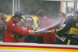 Podium : Le vainqueur, Nigel Mansell Williams Honda, Ayrton Senna, Lotus Renault Sport F1 Team, second, et Alain Prost, McLaren TAG Porsche, Champion du monde.