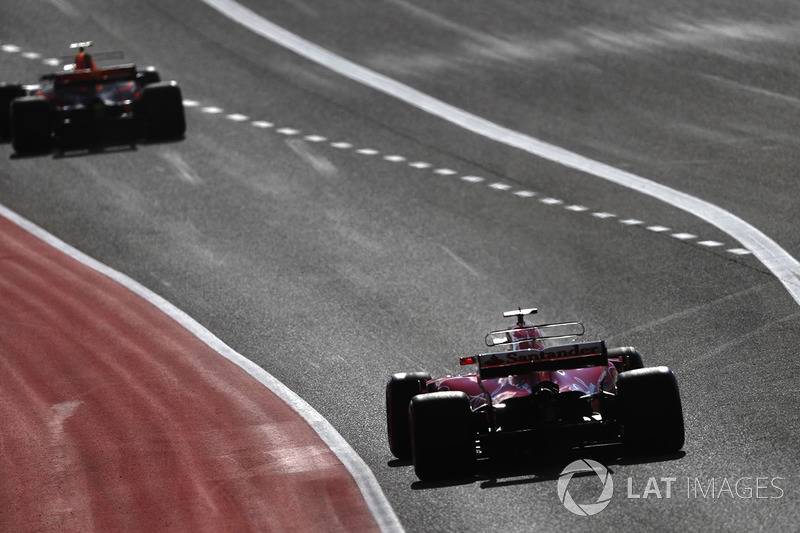 Daniel Ricciardo, Red Bull Racing RB13, Sebastian Vettel, Ferrari SF70H, sale de pits