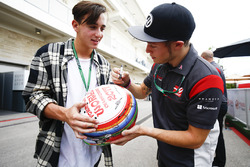 Santino Ferrucci, Haas F1 Team, signe un autographe