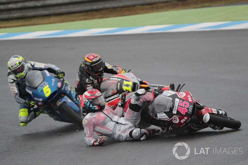 Tetsuta Nagashima, SAG Racing Team crashes in front of Sandro Cortese, Dynavolt Intact GP