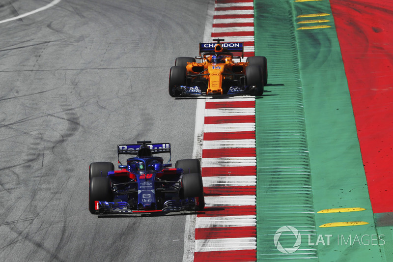 Brendon Hartley, Toro Rosso STR13, leads Fernando Alonso, McLaren MCL33, to the grid