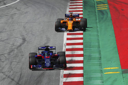 Brendon Hartley, Toro Rosso STR13, devant Fernando Alonso, McLaren MCL33