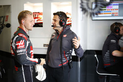 Kevin Magnussen, Haas F1 Team, parle à son ingénieur