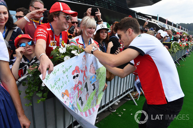 Charles Leclerc, Sauber signe des autographes pour les fans