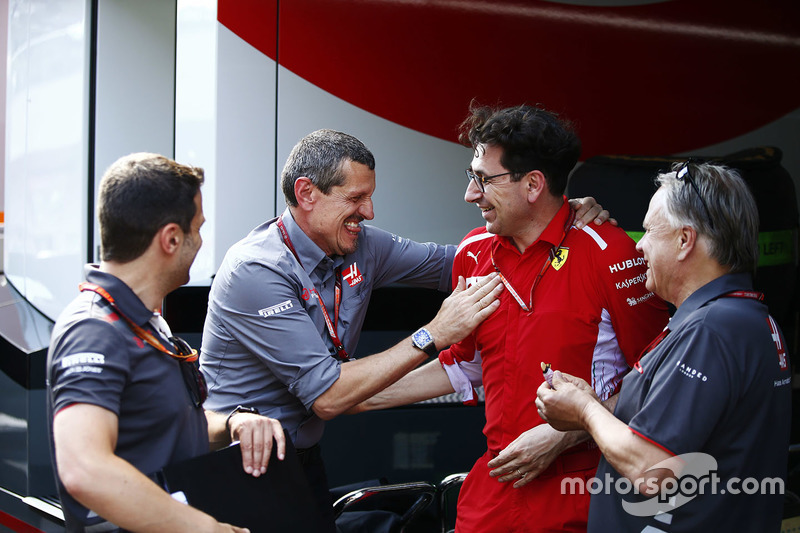 Guenther Steiner, Team Principal, Haas F1, riceve le congratulazioni di Gene Haas, proprietario del Team Haas F1, e Mattia Binotto, Chief Technical Officer, Ferrari