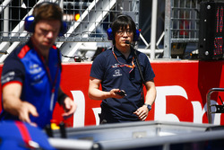 Des ingénieurs Toro Rosso sur la grille