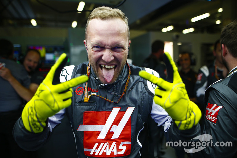 I membri del team Haas festeggiano il loro risultato a punti