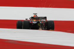 Daniel Ricciardo, Red Bull Racing RB14 fait des étincelles
