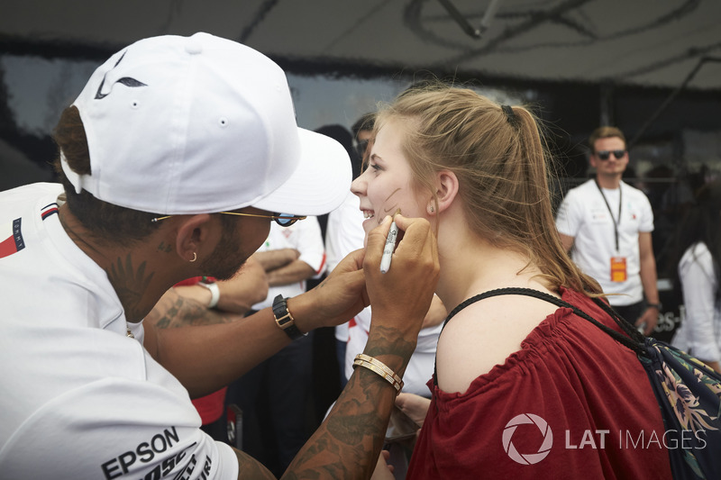 Lewis Hamilton, Mercedes AMG F1, firma una cara de fanáticos