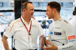 Jonathan Neale, Managing Director, McLaren, con Stoffel Vandoorne, McLaren