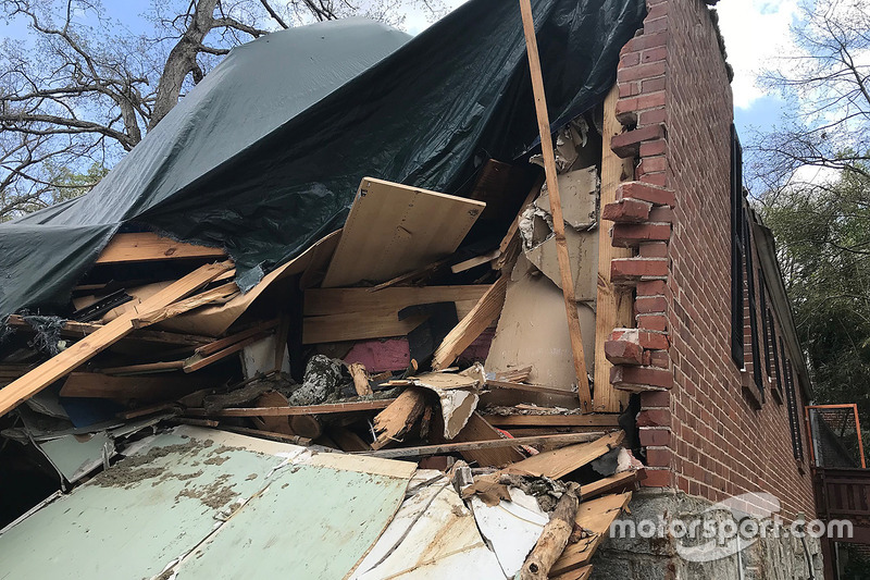 Pohon ambruk menimpa rumah keluarga Robb Brady di Atlanta, Georgia saat menonton balap F1