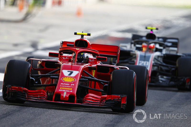 Кими Райкконен, Ferrari SF71H, и Кевин Магнуссен, Haas F1 Team VF-18