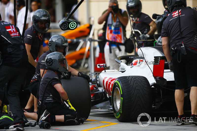 Il team Haas team effettua delle prove di pit stop con Romain Grosjean, Haas F1 Team VF-18 Ferrari