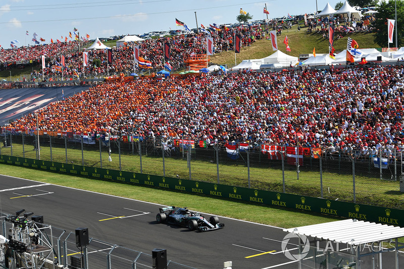 Lewis Hamilton – bandeira quadriculada