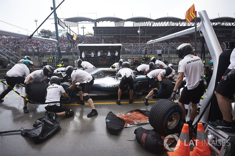 Valtteri Bottas, Mercedes AMG F1 W09, en boxes
