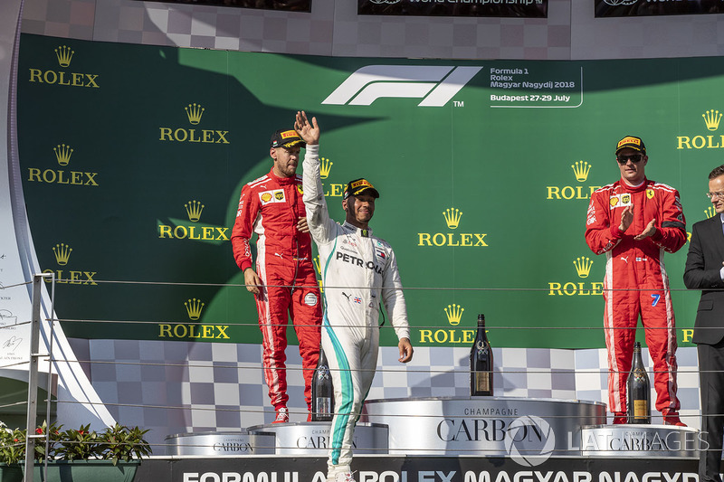 Podio: segundo lugar Sebastian Vettel, Ferrari, ganador de la carrera Lewis Hamilton, Mercedes-AMG F1 y tercer lugar Kimi Raikkonen, Ferrari celebran