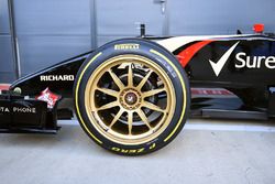 Lotus E22 con neumáticos Pirelli de 18 pulgadas