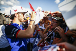 Pierre Gasly, Toro Rosso STR13 with fans
