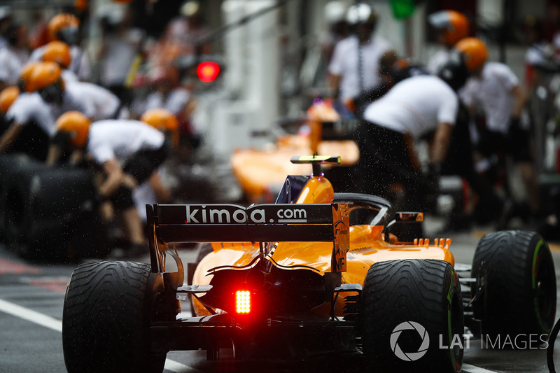 Stoffel Vandoorne, McLaren MCL33, comes into the pits