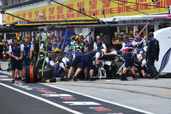 Lance Stroll, Williams FW41 pit stop