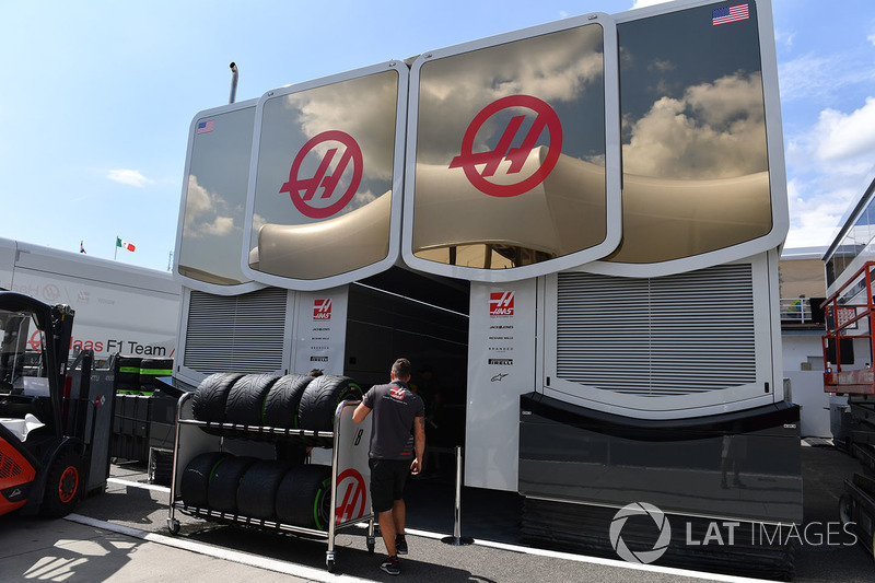 Motorhome Haas F1 e pneumatici Pirelli