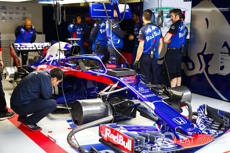 Engineers and the car  Brendon Hartley, Toro Rosso STR13 Honda, in the garage