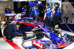 Engineers and the car Brendon Hartley, Toro Rosso STR13 Honda, in the garage