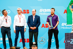 Alejandro Agag, CEO, Formula E, Ulrich Spiesshofer, Cheif Executive Officer, ABB, un meccanico del team DS Virgin Team