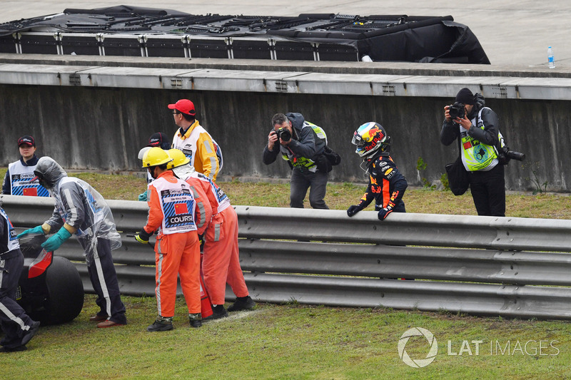 Daniel Ricciardo, Red Bull Racing detenido en la pista