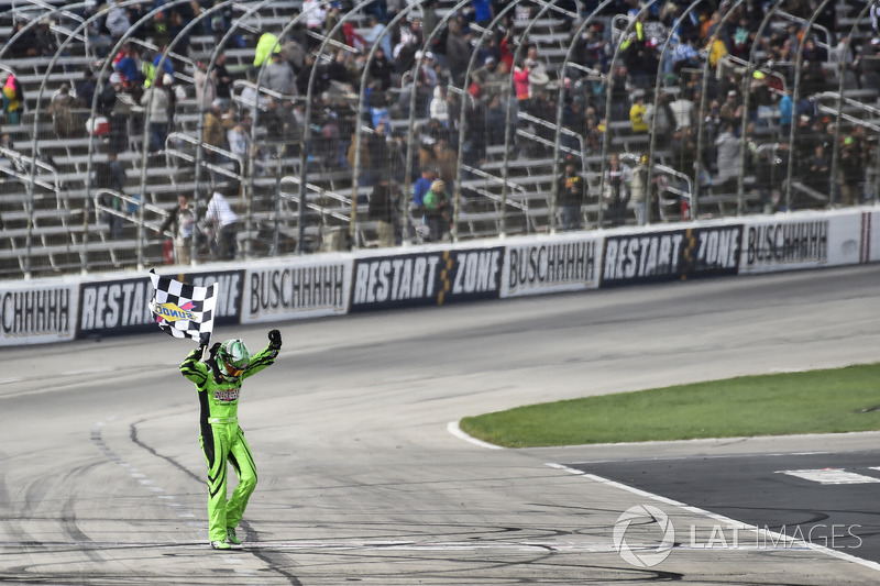 Race winner Kyle Busch, Joe Gibbs Racing, Toyota Camry Interstate Batteries