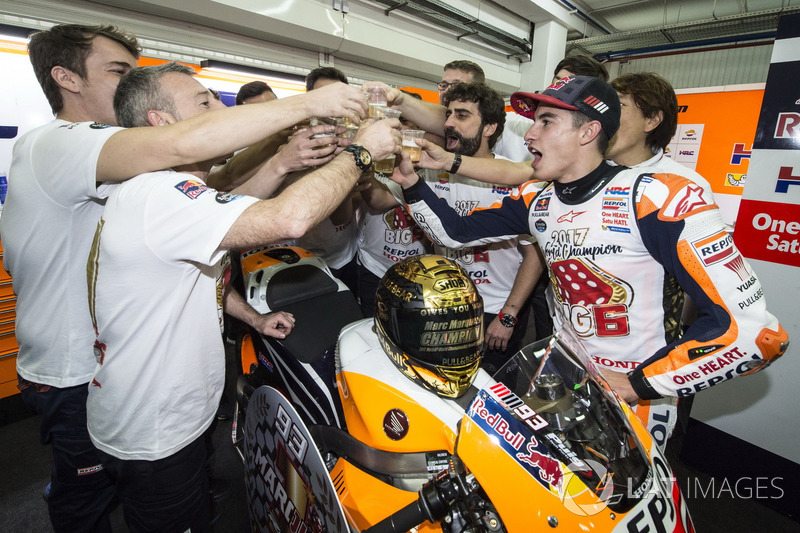 Campeón del mundo Marc Márquez, Repsol Honda Team celebra con el equipo