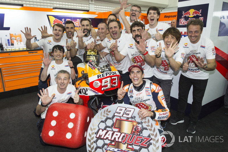 Campeón del mundo Marc Márquez, Repsol Honda Team celebra con el equipo