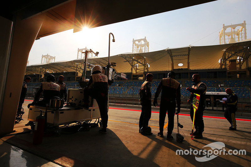 Toyota Gazoo Racing teamleden in de pits