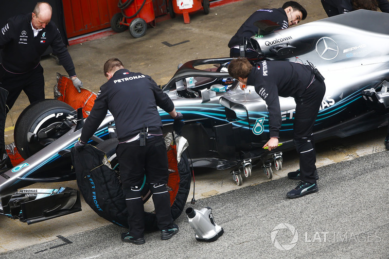Valtteri Bottas, Mercedes AMG F1 W09, pit stop action