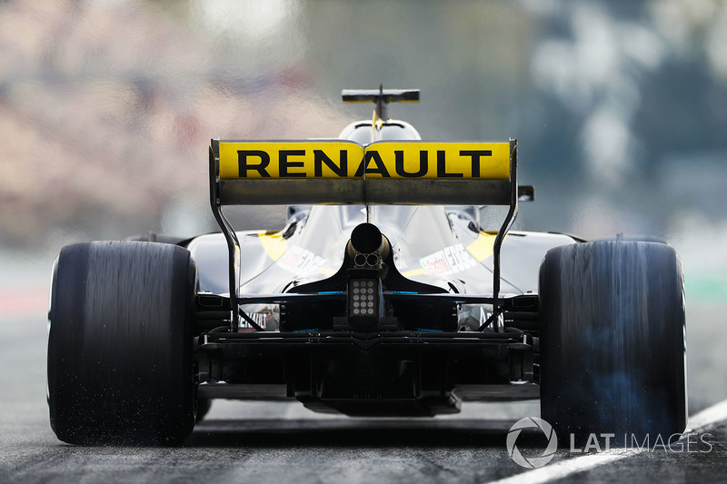 Nico Hulkenberg, Renault Sport F1 Team RS18, burns rubber out of the pit lane