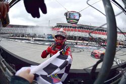 Race winner Kyle Busch, Joe Gibbs Racing