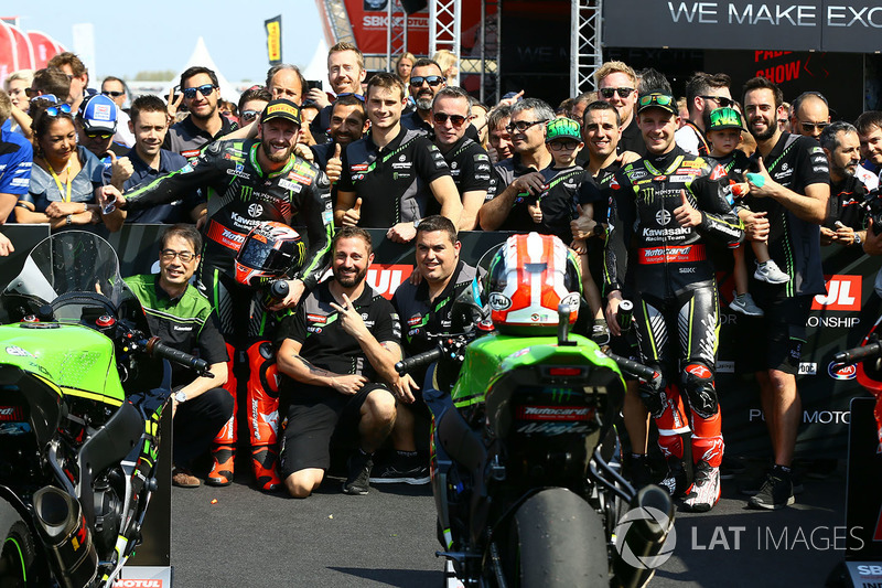 Ganador, Tom Sykes, Kawasaki Racing, segundo, Jonathan Rea, Kawasaki Racing